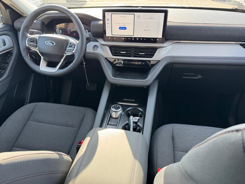 Ford Explorer Vehicle Full-screen Gallery Image 16