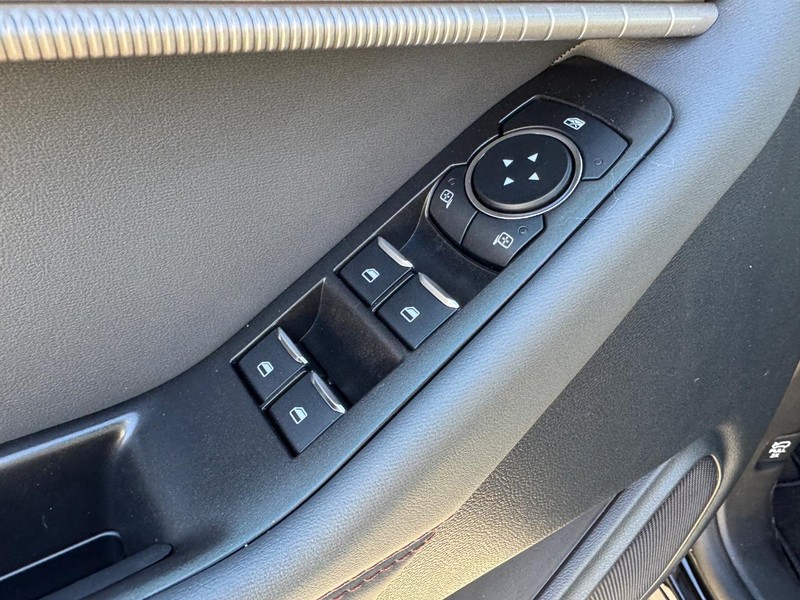 Ford Explorer Vehicle Full-screen Gallery Image 21