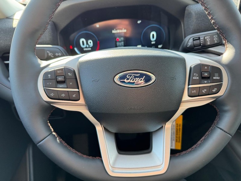 Ford Explorer Vehicle Full-screen Gallery Image 22