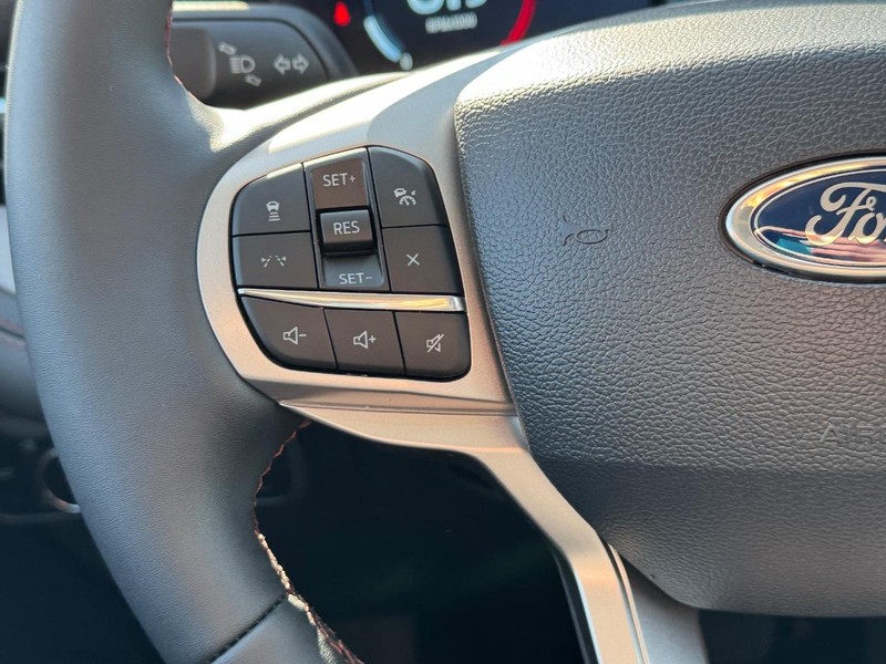 Ford Explorer Vehicle Full-screen Gallery Image 23