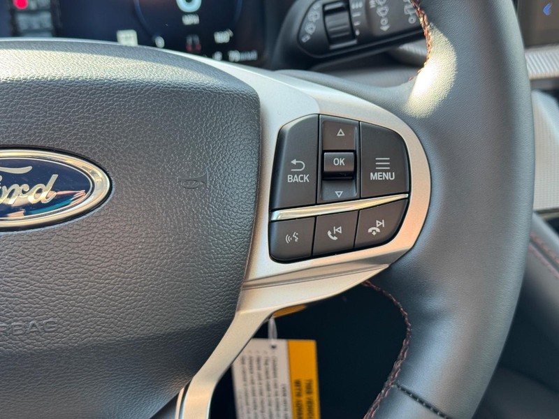 Ford Explorer Vehicle Full-screen Gallery Image 24