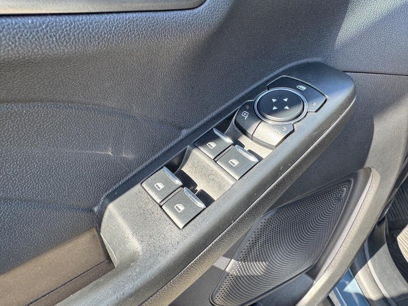 Ford Escape Vehicle Full-screen Gallery Image 18