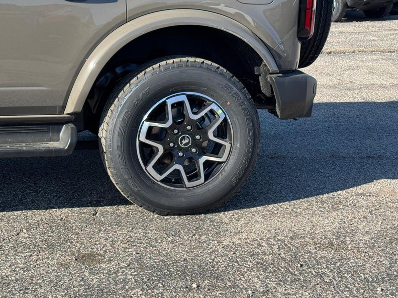 Ford Bronco Vehicle Full-screen Gallery Image 11