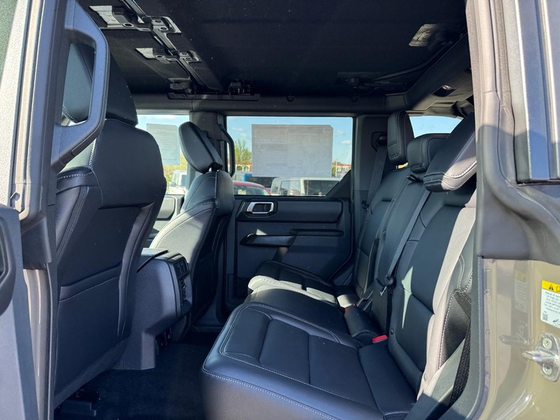 Ford Bronco Vehicle Full-screen Gallery Image 12