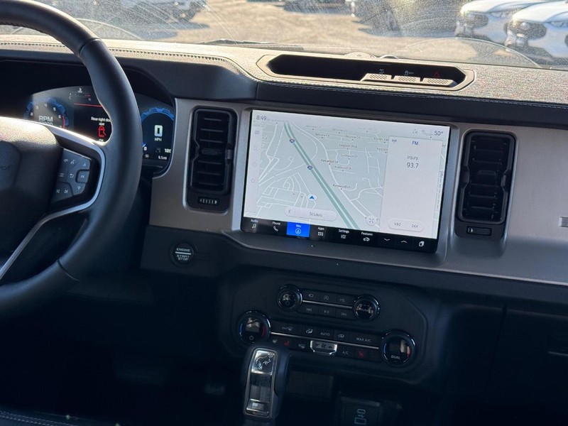 Ford Bronco Vehicle Full-screen Gallery Image 16