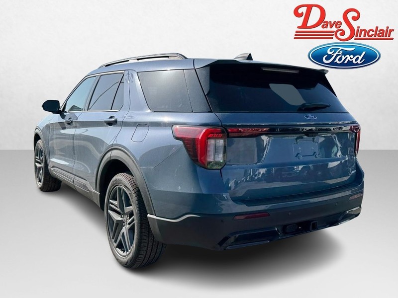 Ford Explorer Vehicle Full-screen Gallery Image 09