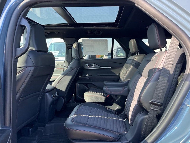 Ford Explorer Vehicle Full-screen Gallery Image 12