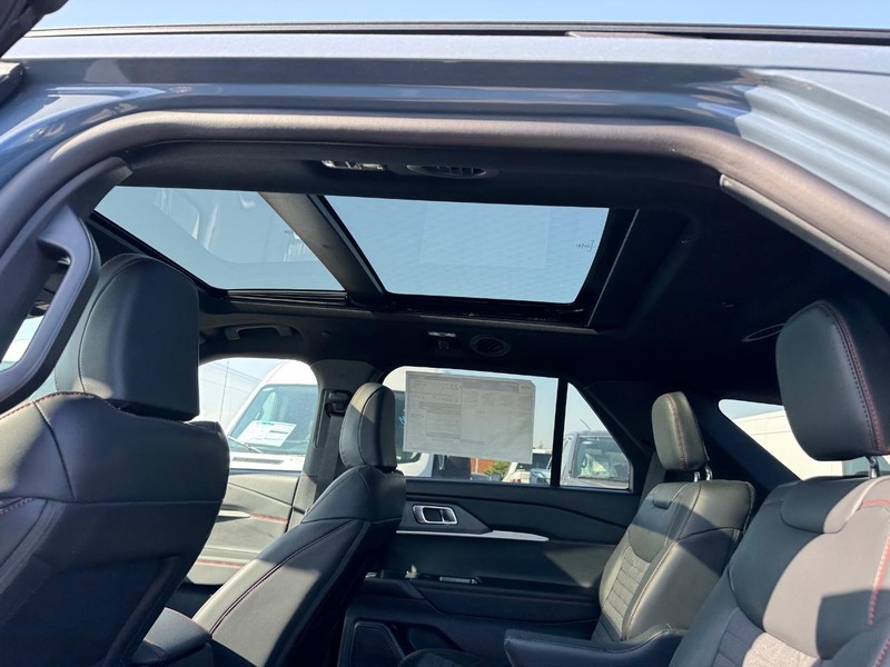 Ford Explorer Vehicle Full-screen Gallery Image 13