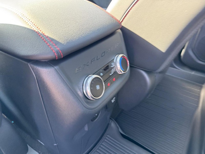Ford Explorer Vehicle Full-screen Gallery Image 14