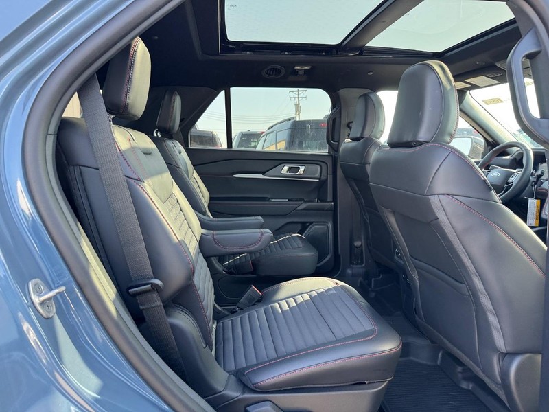 Ford Explorer Vehicle Full-screen Gallery Image 16