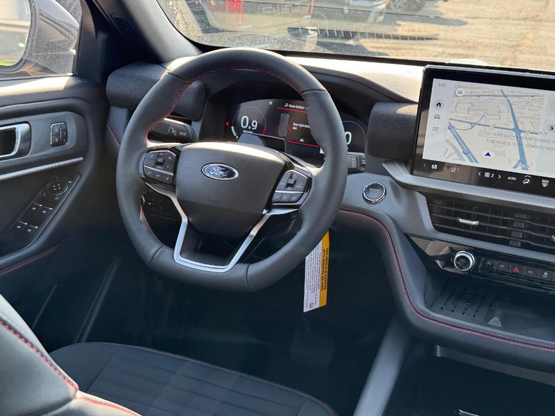 Ford Explorer Vehicle Full-screen Gallery Image 18