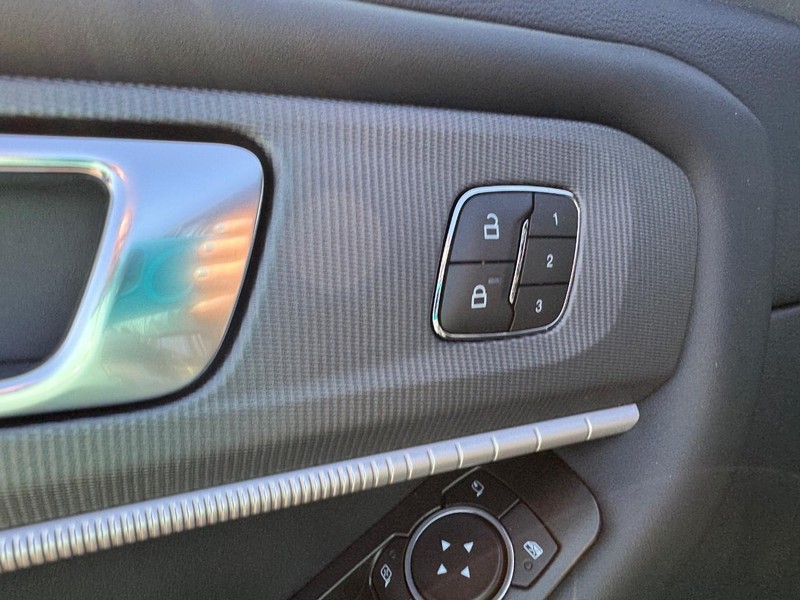 Ford Explorer Vehicle Full-screen Gallery Image 23