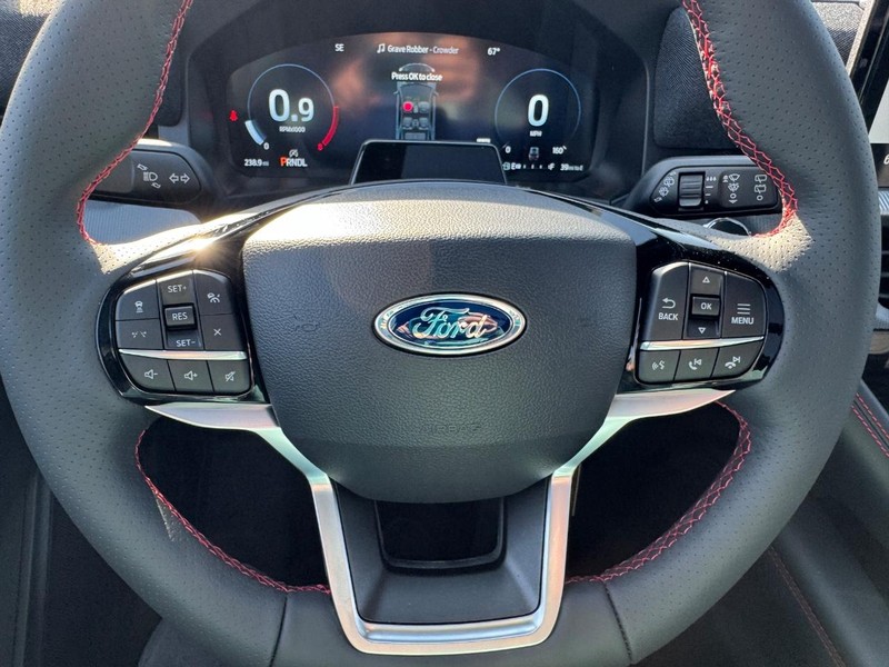 Ford Explorer Vehicle Full-screen Gallery Image 24
