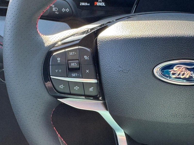 Ford Explorer Vehicle Full-screen Gallery Image 25