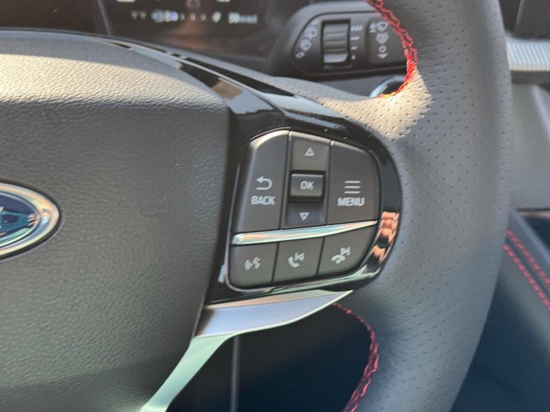 Ford Explorer Vehicle Full-screen Gallery Image 26