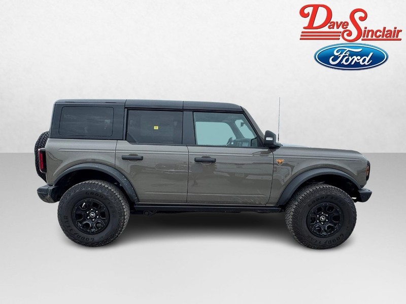 Ford Bronco Vehicle Full-screen Gallery Image 05