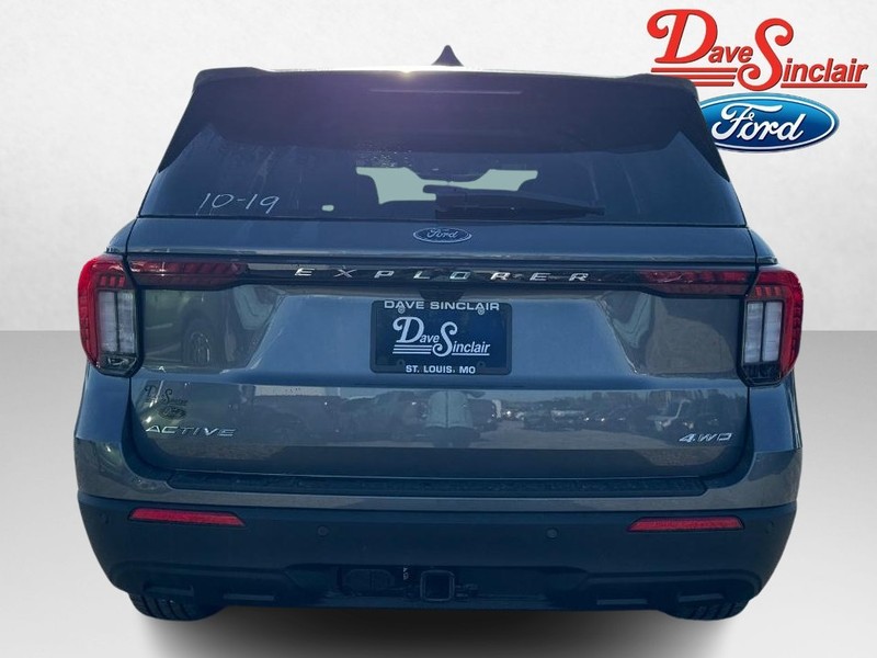 Ford Explorer Vehicle Full-screen Gallery Image 08