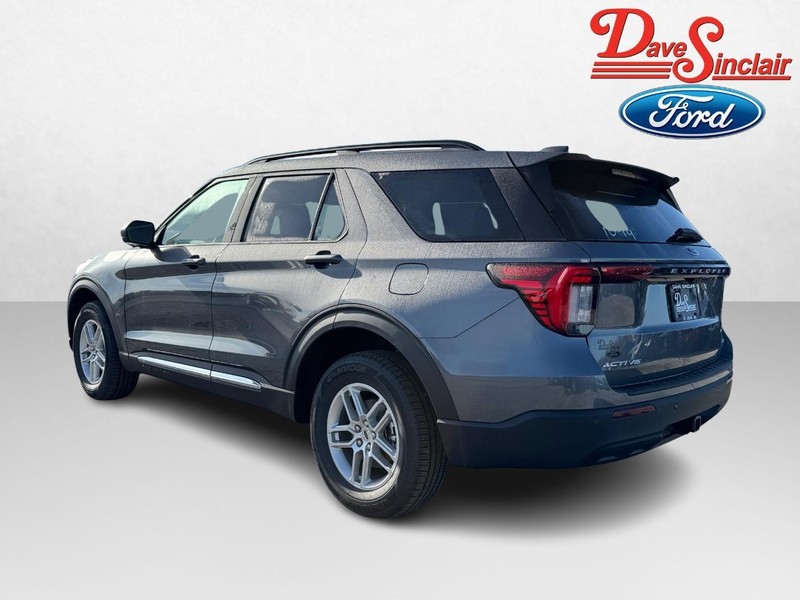 Ford Explorer Vehicle Full-screen Gallery Image 09