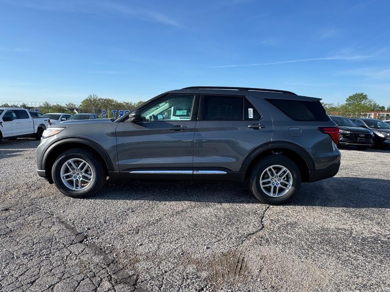 Ford Explorer Vehicle Full-screen Gallery Image 11