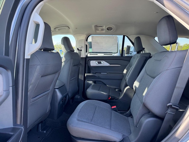 Ford Explorer Vehicle Full-screen Gallery Image 12