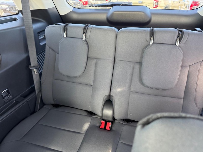 Ford Explorer Vehicle Full-screen Gallery Image 13