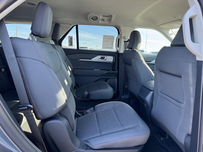 Ford Explorer Vehicle Full-screen Gallery Image 14