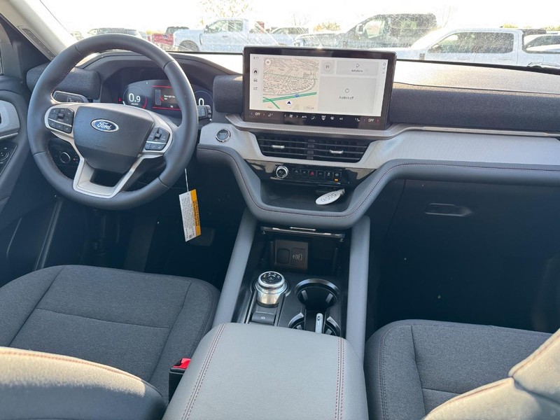 Ford Explorer Vehicle Full-screen Gallery Image 15