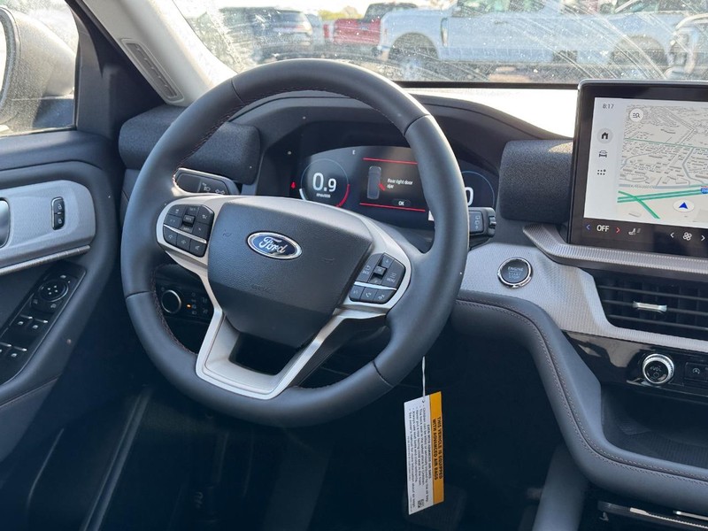 Ford Explorer Vehicle Full-screen Gallery Image 16