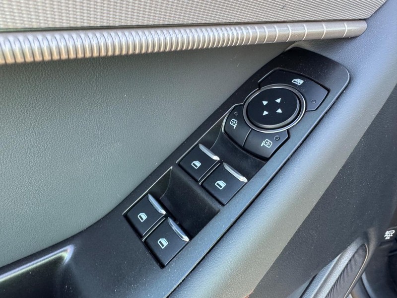 Ford Explorer Vehicle Full-screen Gallery Image 20