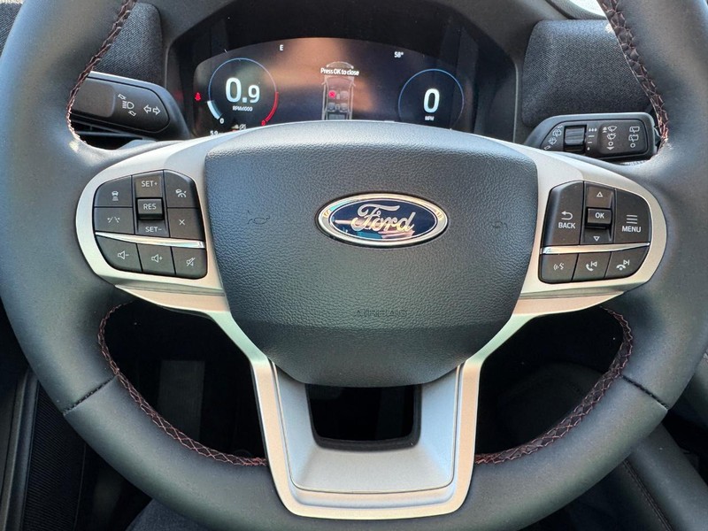 Ford Explorer Vehicle Full-screen Gallery Image 21