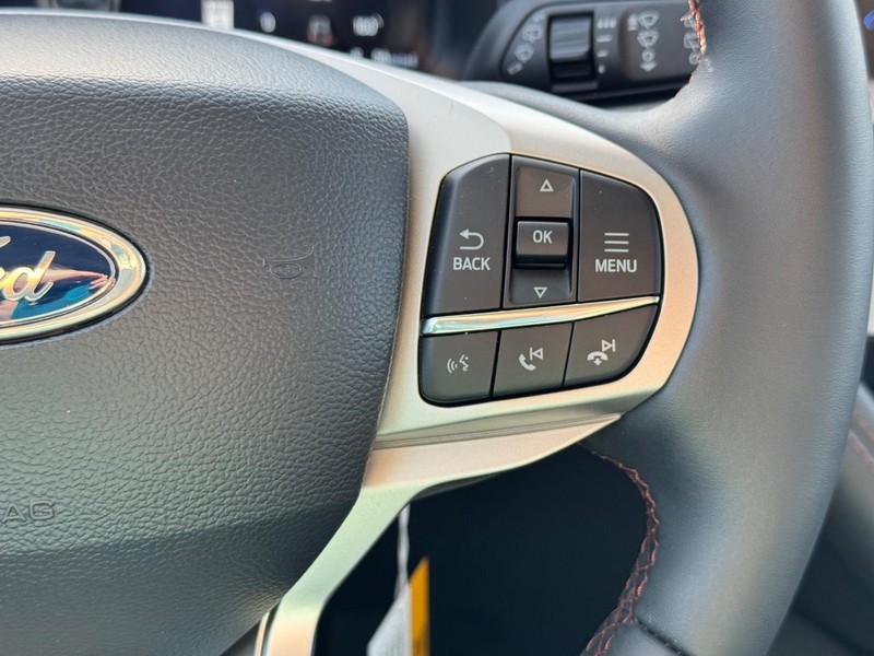 Ford Explorer Vehicle Full-screen Gallery Image 23