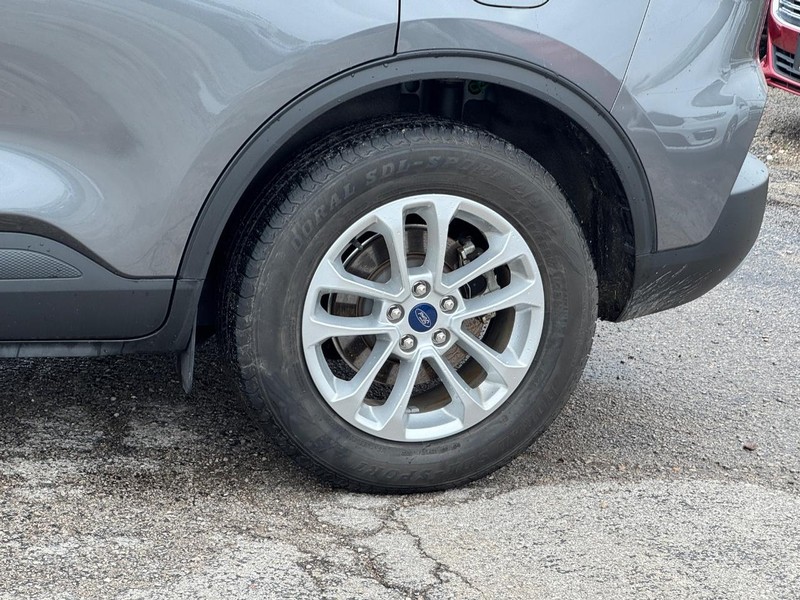 Ford Escape Vehicle Full-screen Gallery Image 11