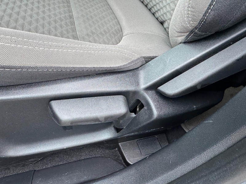 Ford Escape Vehicle Full-screen Gallery Image 17