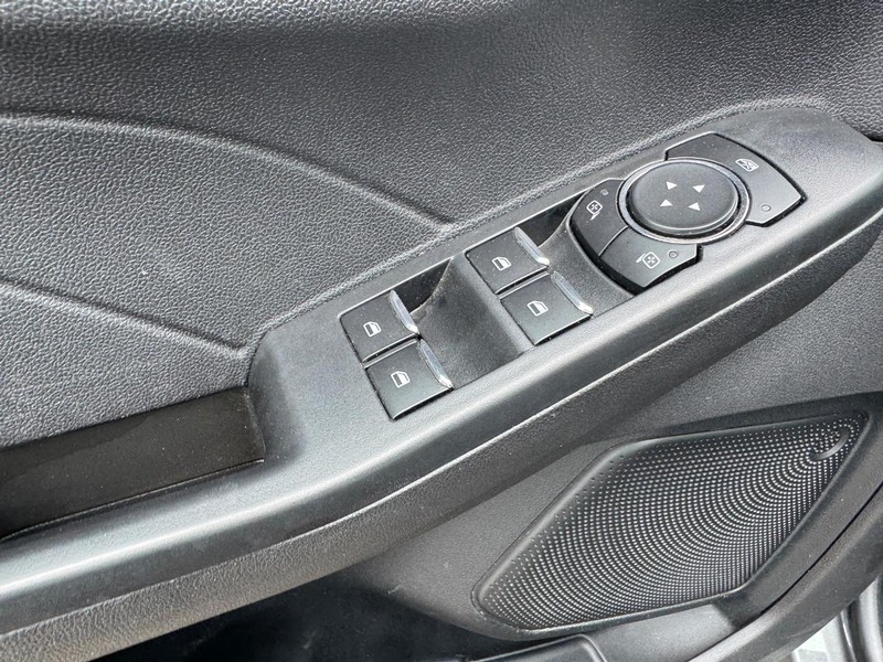 Ford Escape Vehicle Full-screen Gallery Image 18
