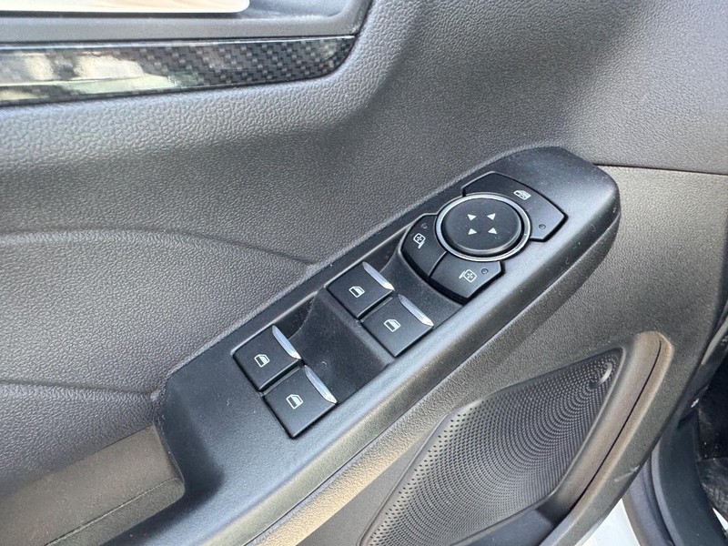 Ford Escape Vehicle Full-screen Gallery Image 18