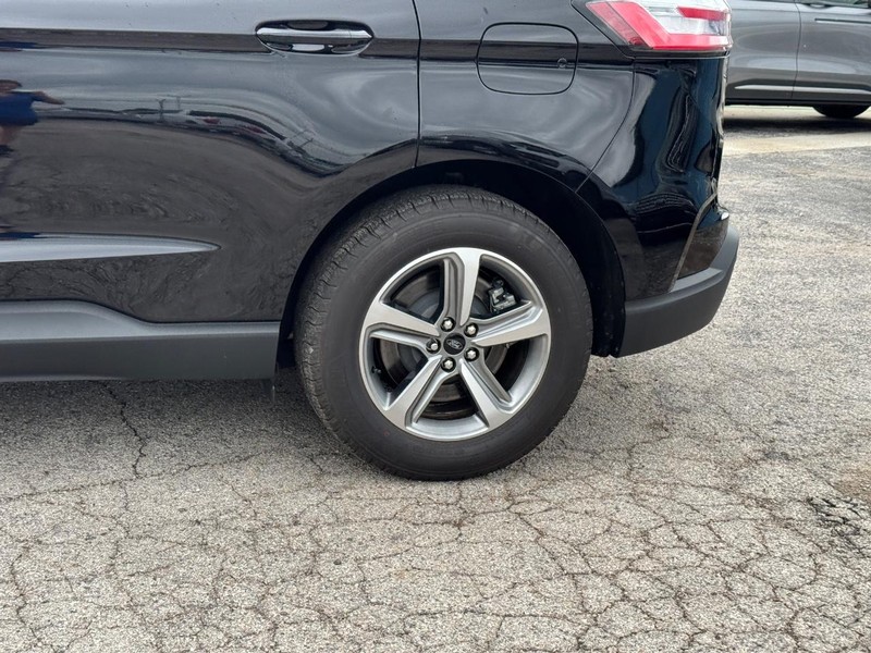 Ford Edge Vehicle Full-screen Gallery Image 11