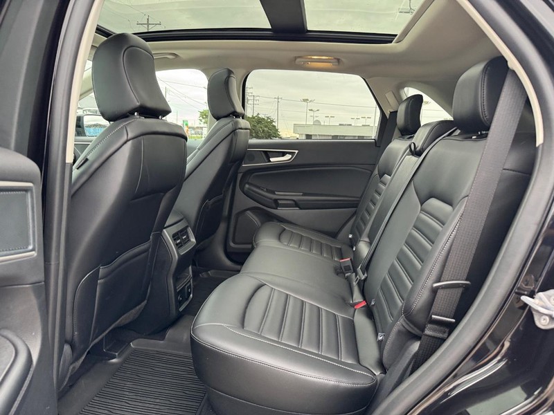 Ford Edge Vehicle Full-screen Gallery Image 12