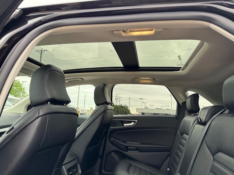 Ford Edge Vehicle Full-screen Gallery Image 13