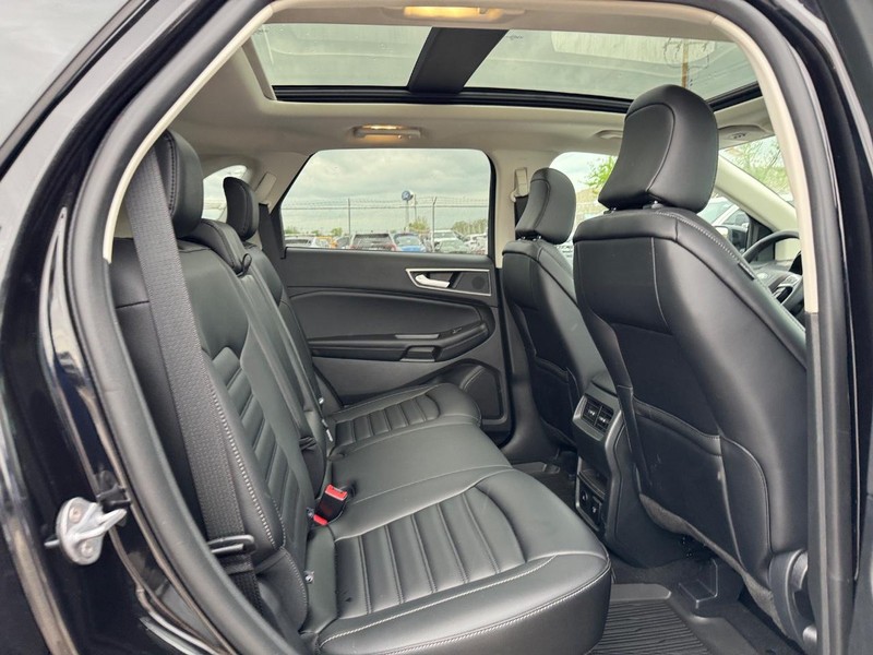 Ford Edge Vehicle Full-screen Gallery Image 14
