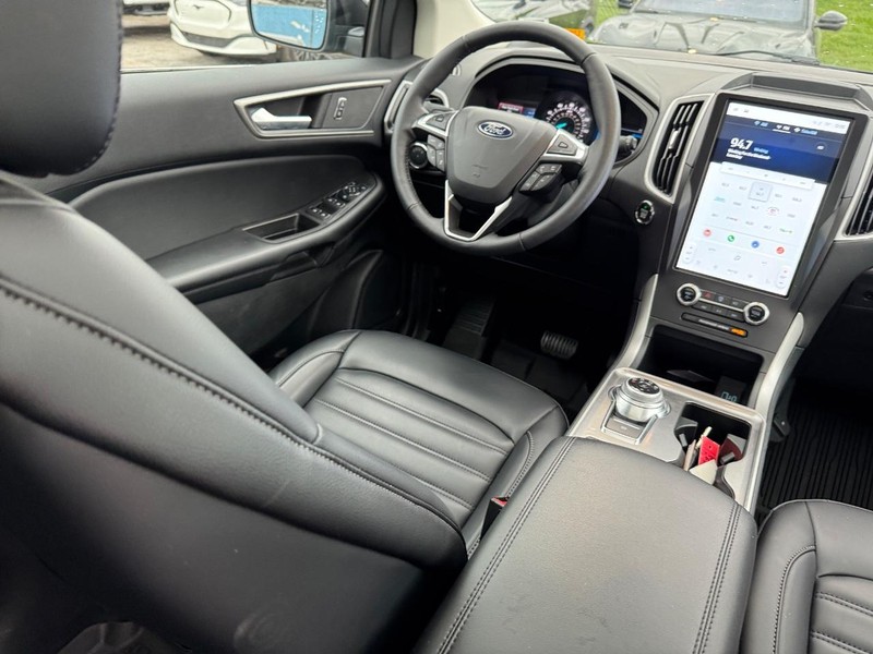 Ford Edge Vehicle Full-screen Gallery Image 15