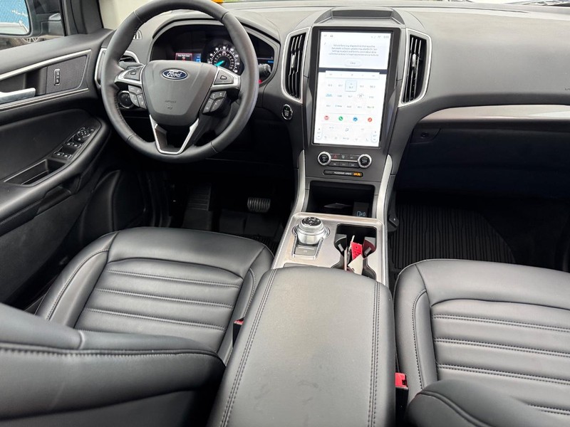 Ford Edge Vehicle Full-screen Gallery Image 16