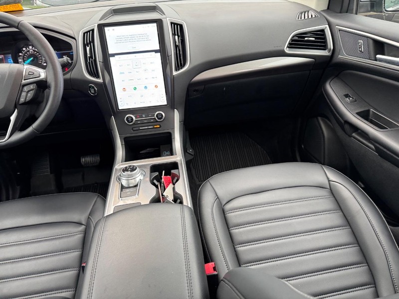 Ford Edge Vehicle Full-screen Gallery Image 17