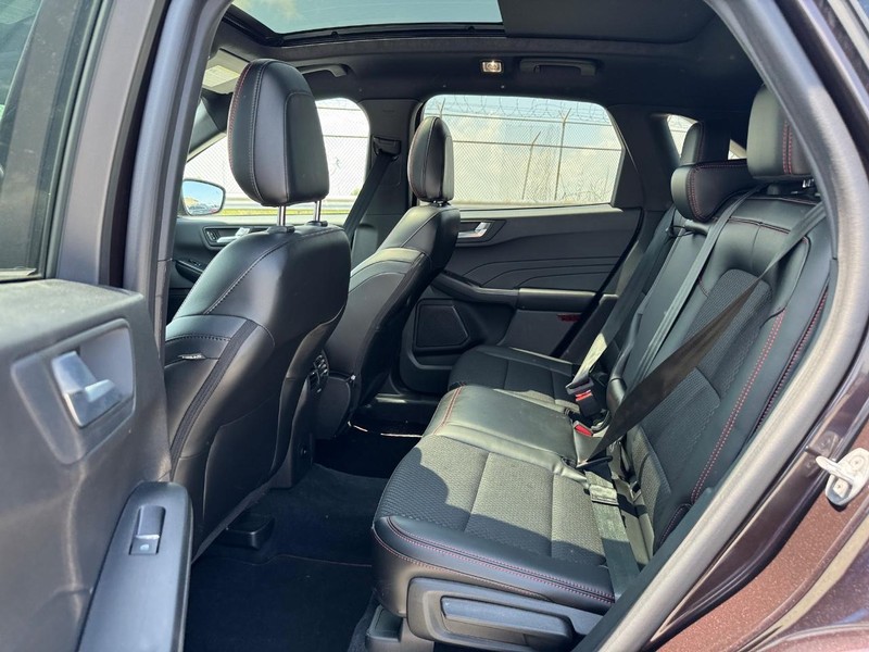 Ford Escape Vehicle Full-screen Gallery Image 12