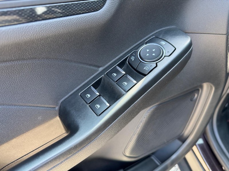 Ford Escape Vehicle Full-screen Gallery Image 19
