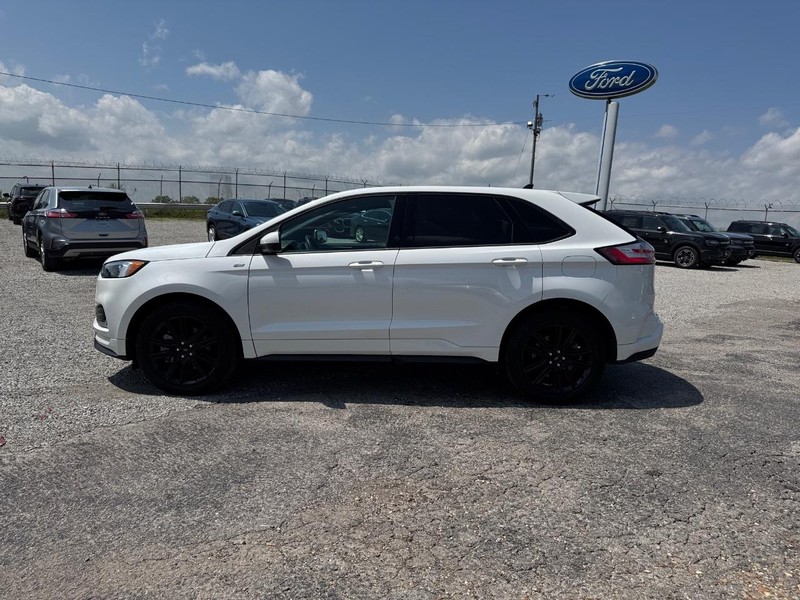 Ford Edge Vehicle Full-screen Gallery Image 11