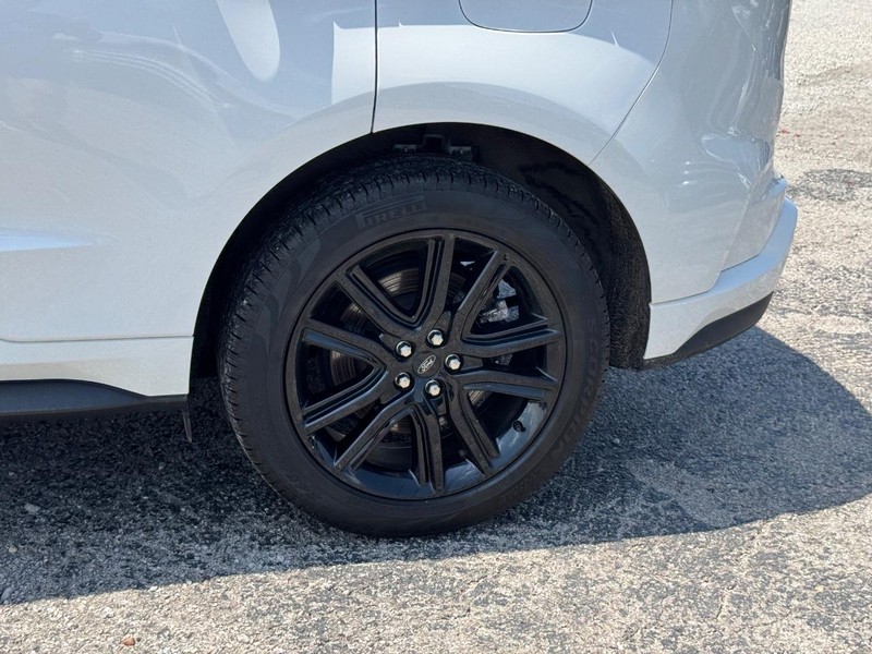 Ford Edge Vehicle Full-screen Gallery Image 12