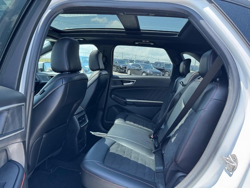 Ford Edge Vehicle Full-screen Gallery Image 13