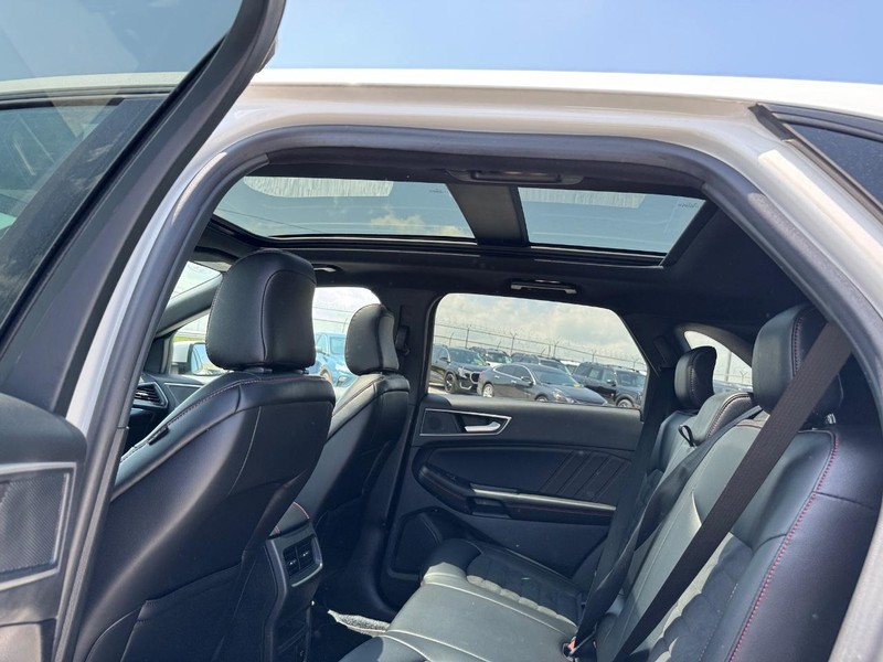 Ford Edge Vehicle Full-screen Gallery Image 14