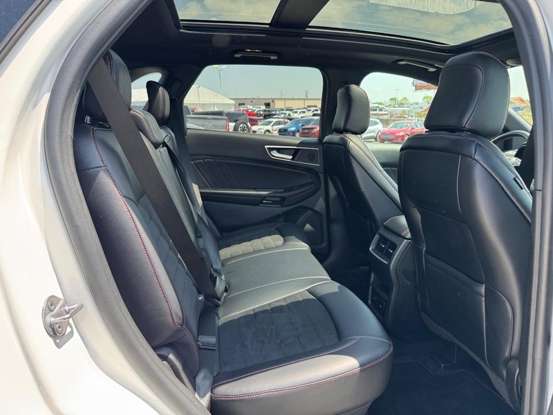 Ford Edge Vehicle Full-screen Gallery Image 15