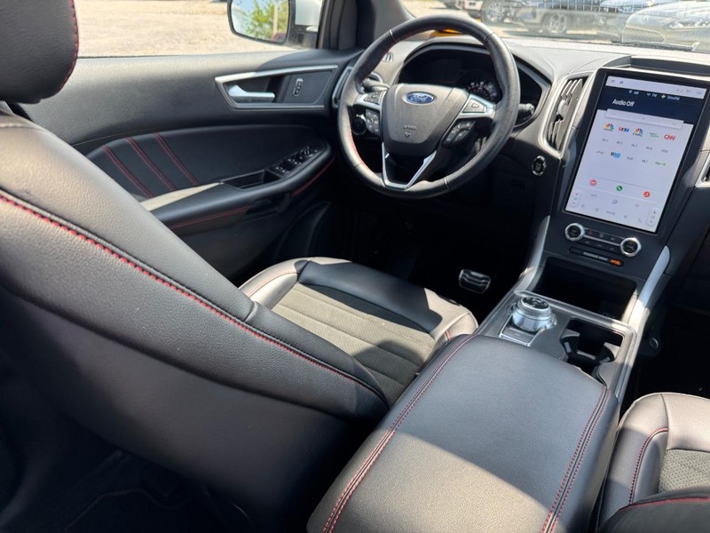 Ford Edge Vehicle Full-screen Gallery Image 16